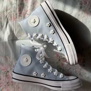 Cloudy daze charm converse